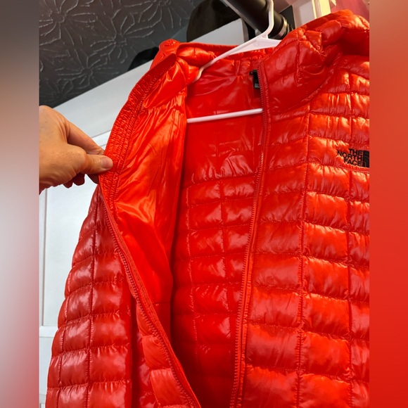 The North Face Women”s Bright Red Puffer Jacket NEW - Picture 5 of 11